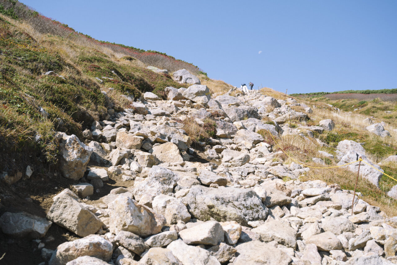 岩が積み重なる登山道