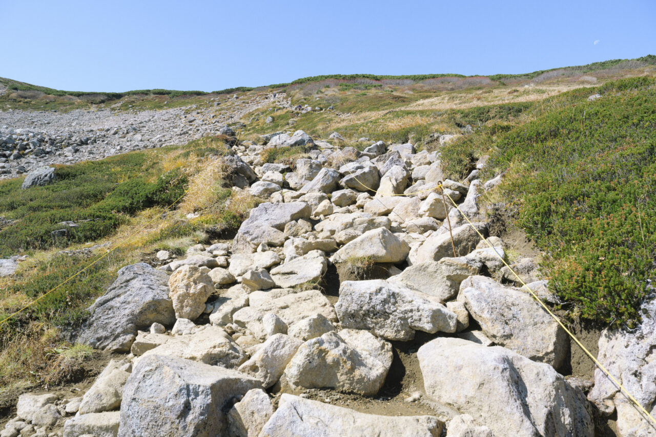 石が積み重なる道を延々登り続ける