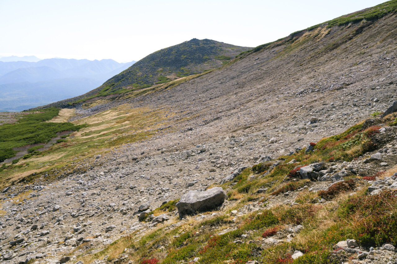 東岳と荒涼とした山肌