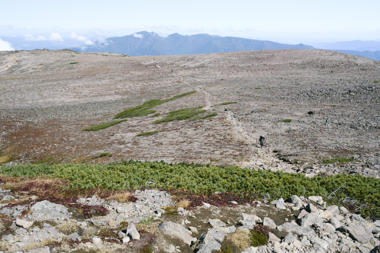 火山性の土地が広がる広大な山頂