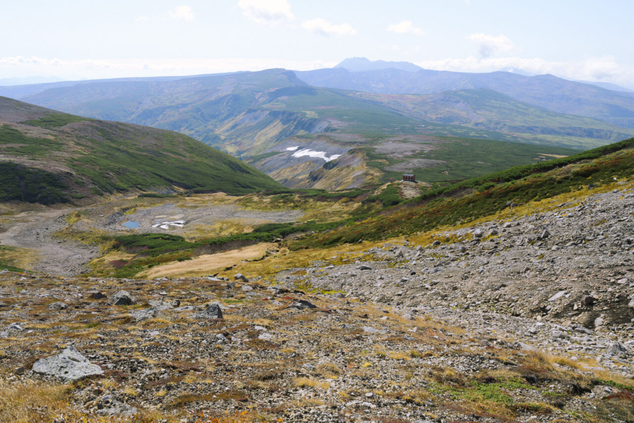 白雲岳避難小屋とトムラウシの眺め