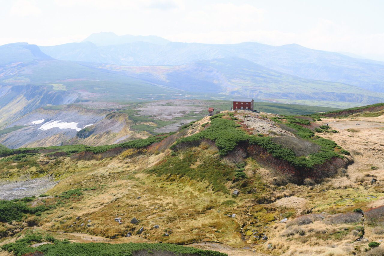 高根ヶ原を見下ろす避難小屋