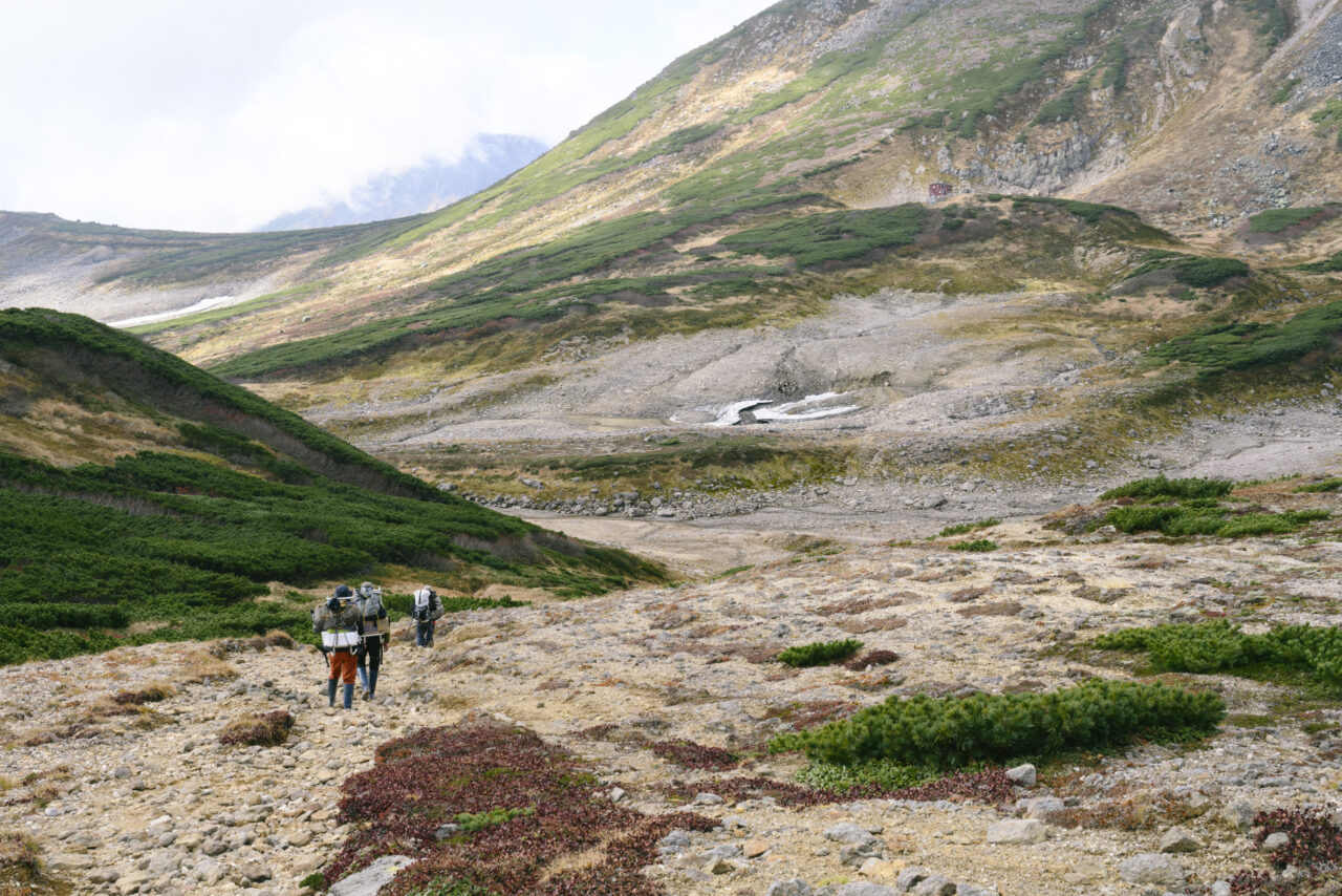 避難小屋へ向かう歩荷