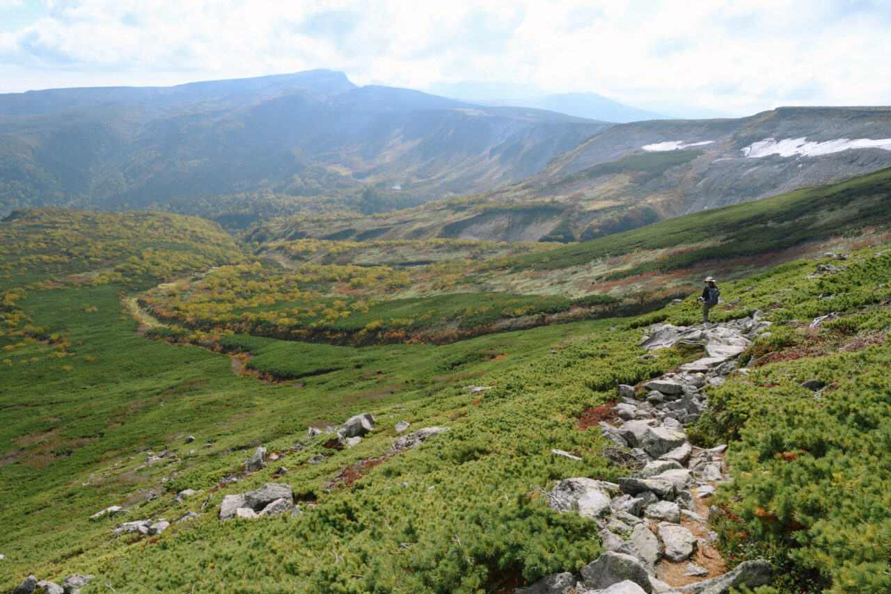 緑岳を歩く登山者と紅葉