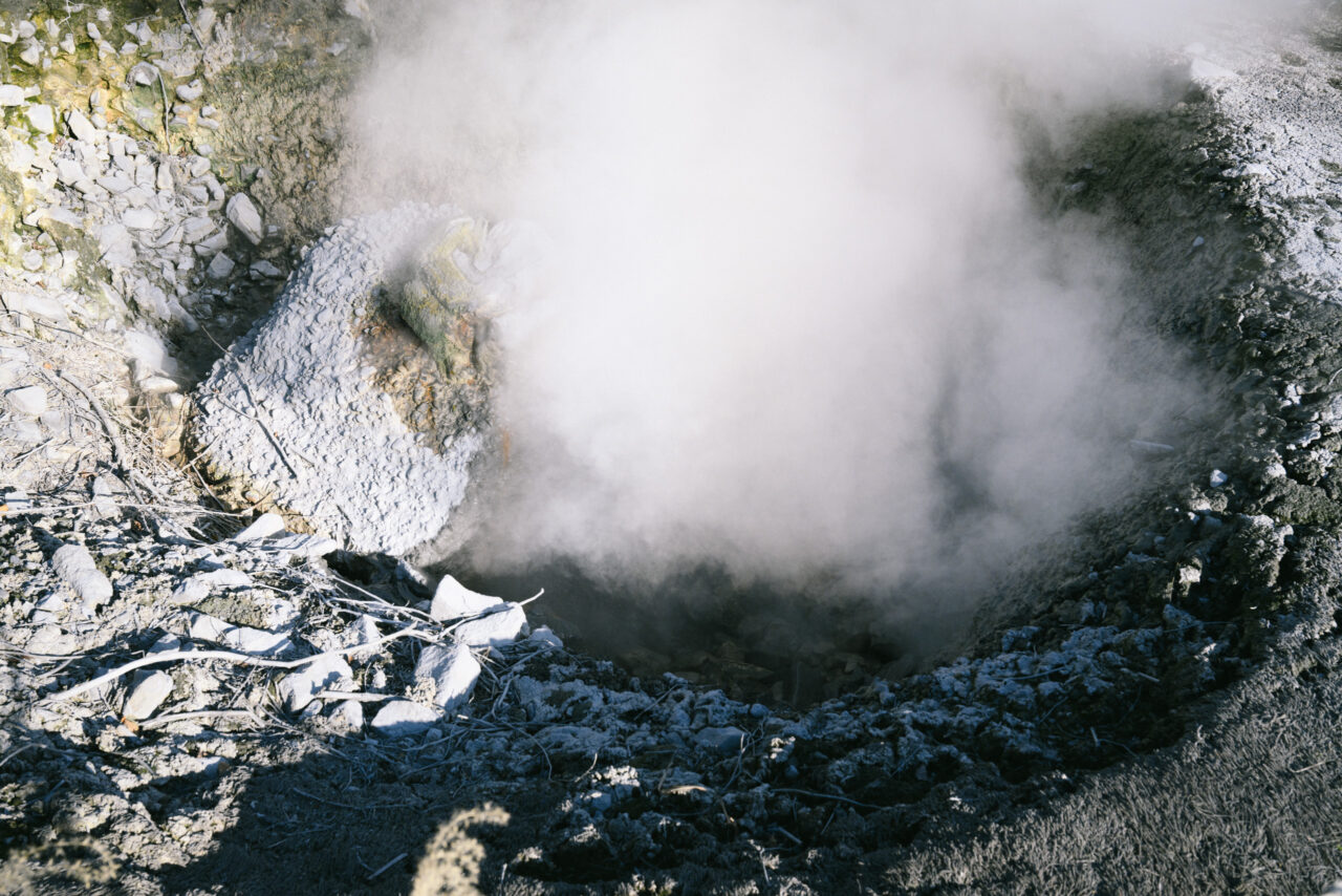 地面からお湯が吹きあがる