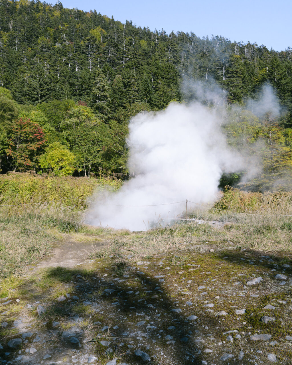 湧出口から吹きあがる煙