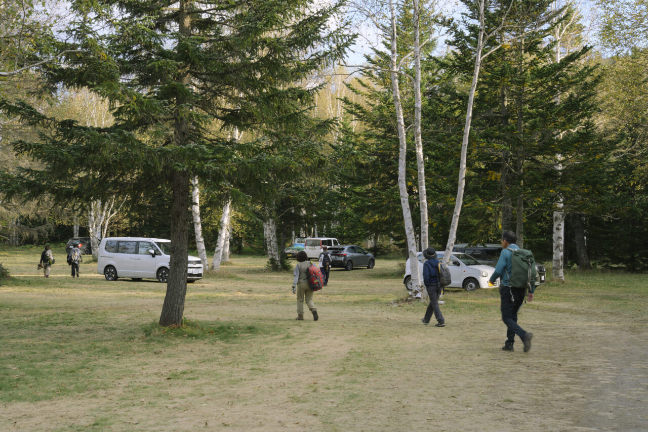 車へと戻る登山者たち