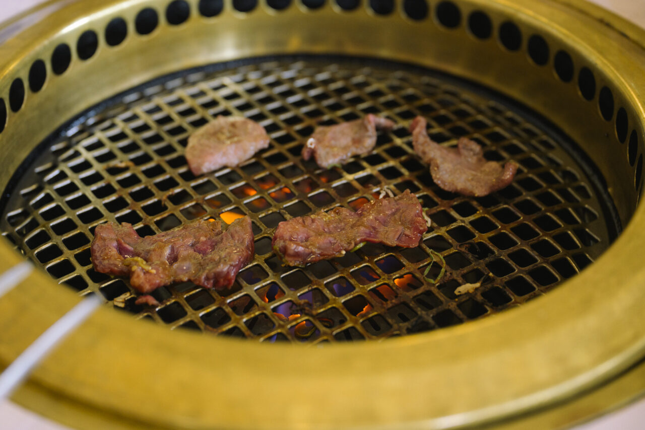 たれにつけられたジンギスカンを味わう