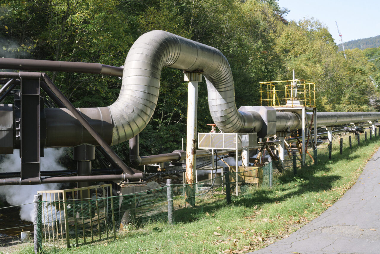 地熱発電所のパイプ