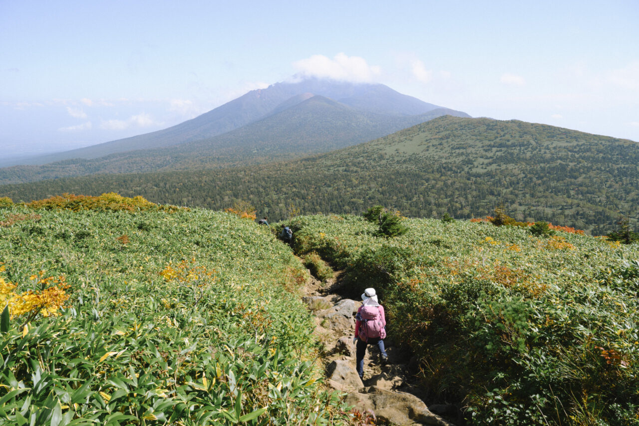岩手山と登山者