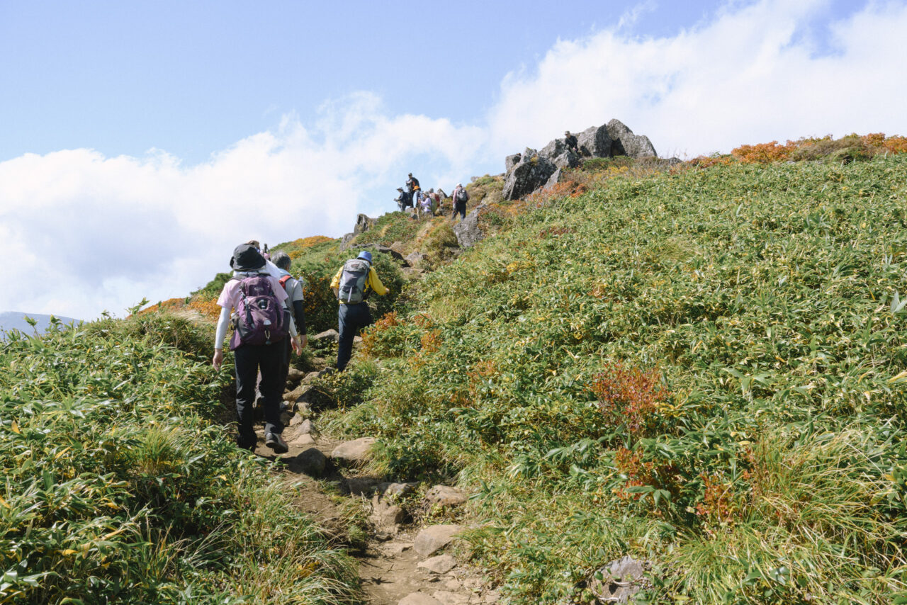 山頂へ向かう登山者たち