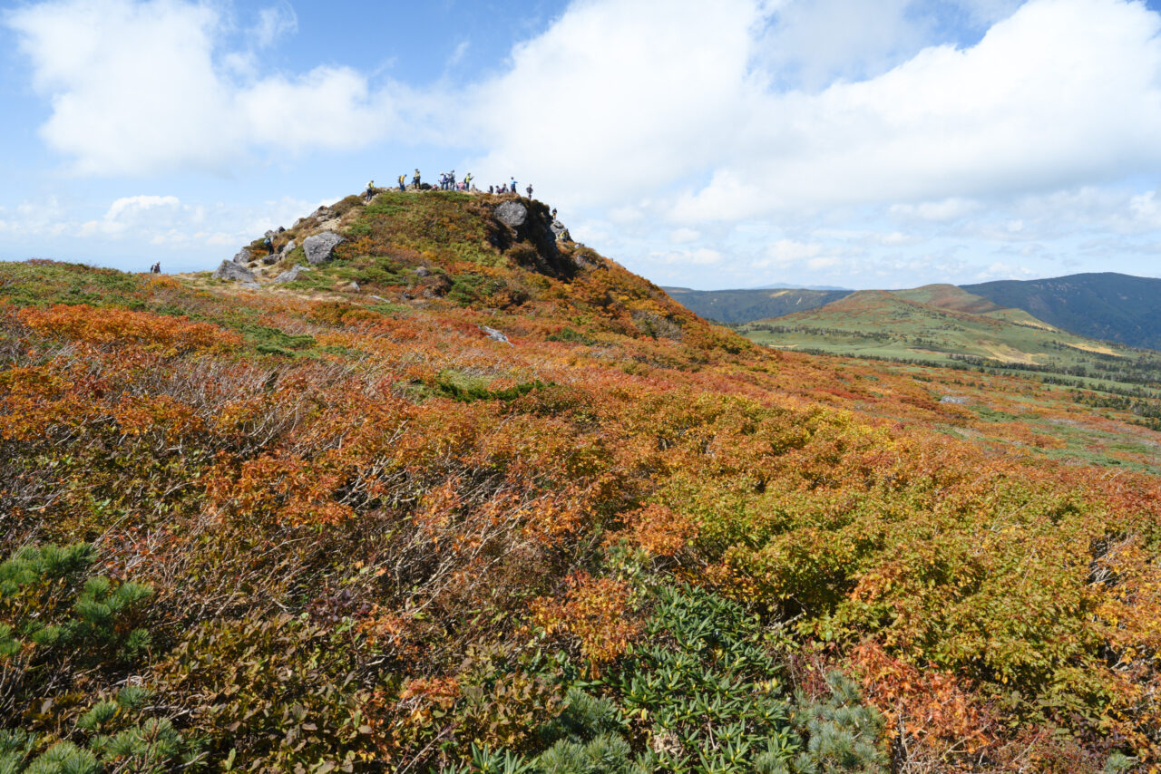 三ツ石山山頂と縦走路方面