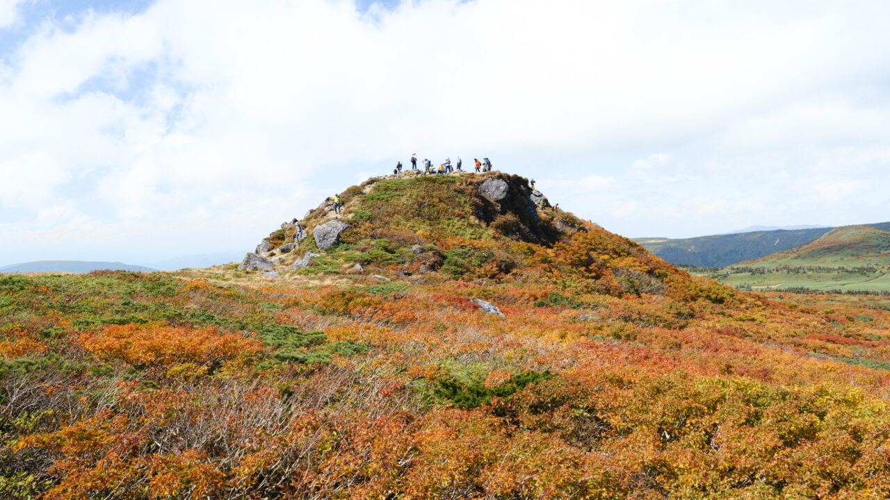 三ツ石山山頂に集う登山者たち