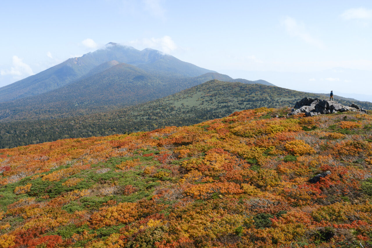 岩手山を眺める登山者