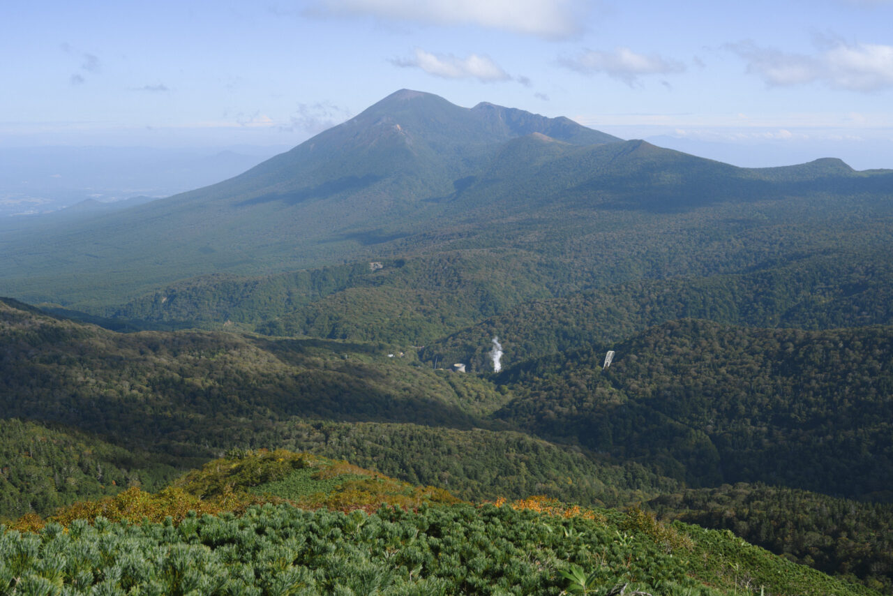 地熱発電所と岩手山