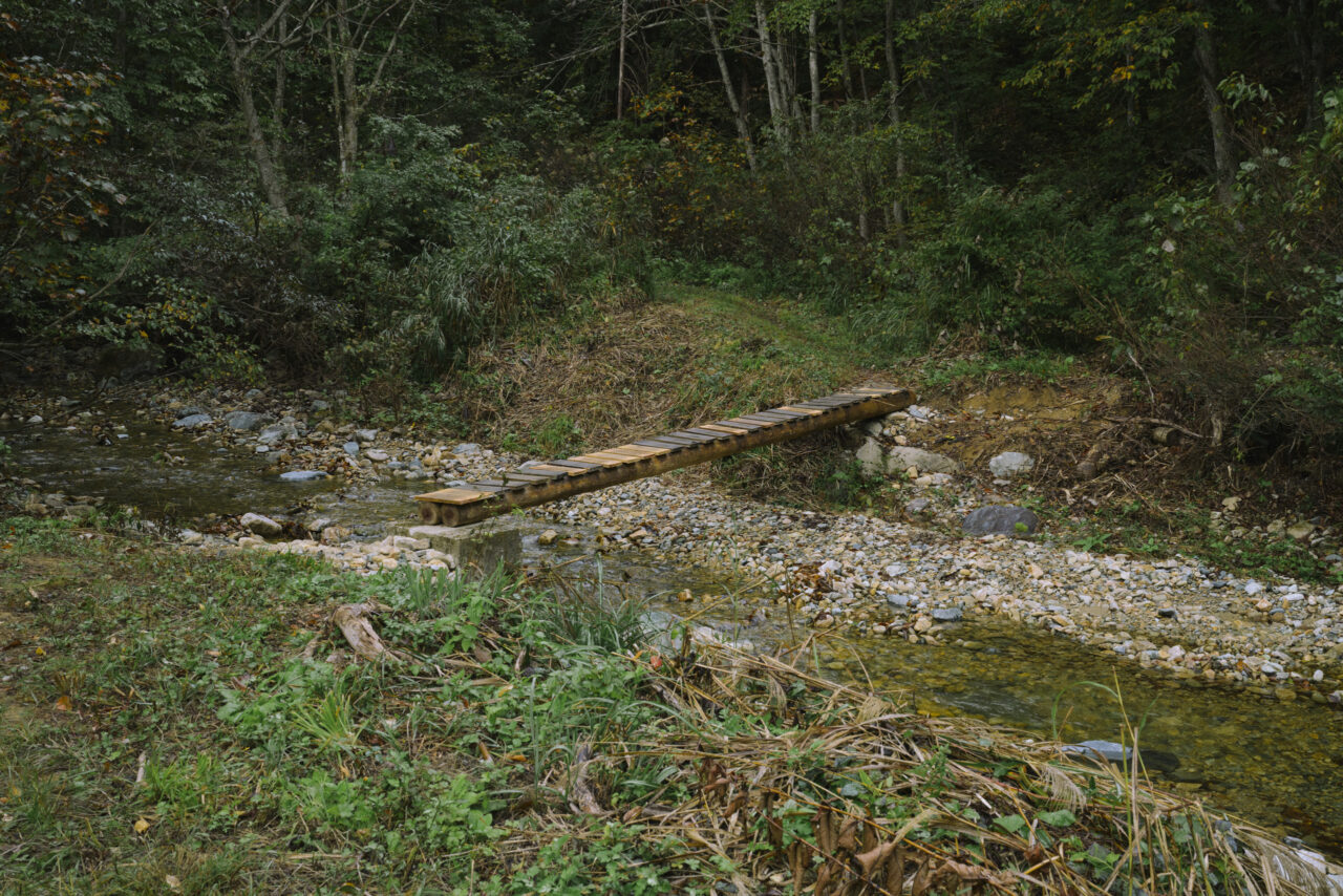登山口から橋を渡り山へ