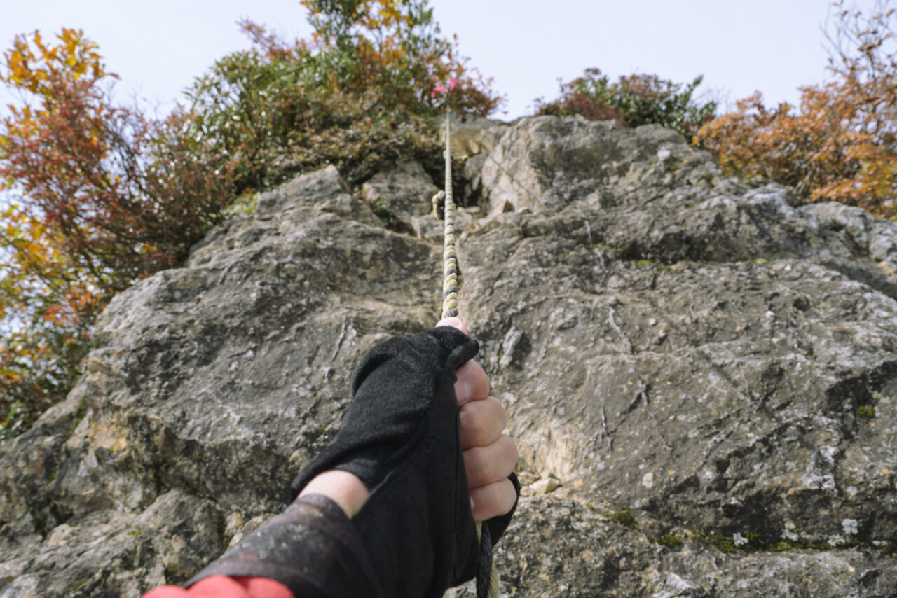 トラロープをしっかりと握る