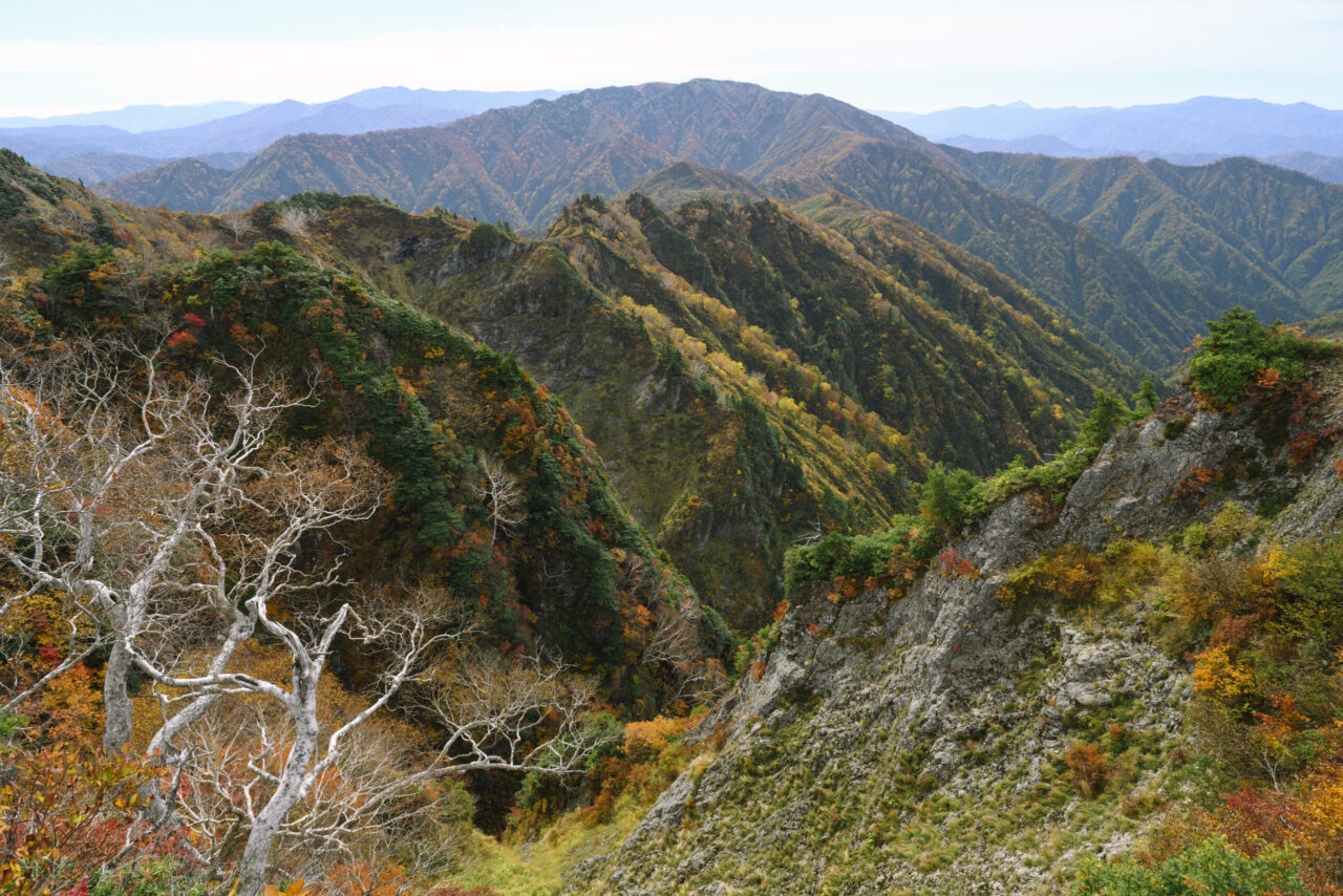 会津朝日岳から丸山岳を見る