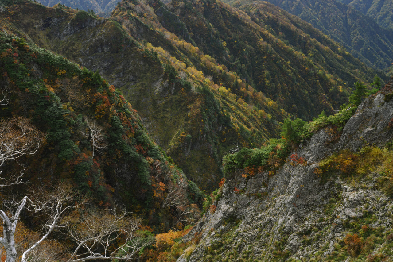 会津朝日岳に刻まれた谷間