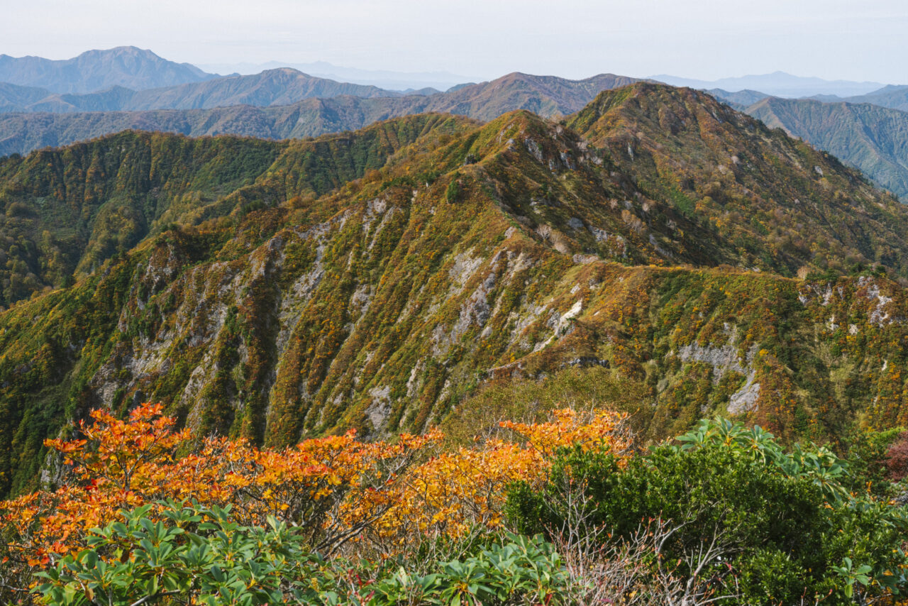 会津朝日岳から越後三山方面を見る