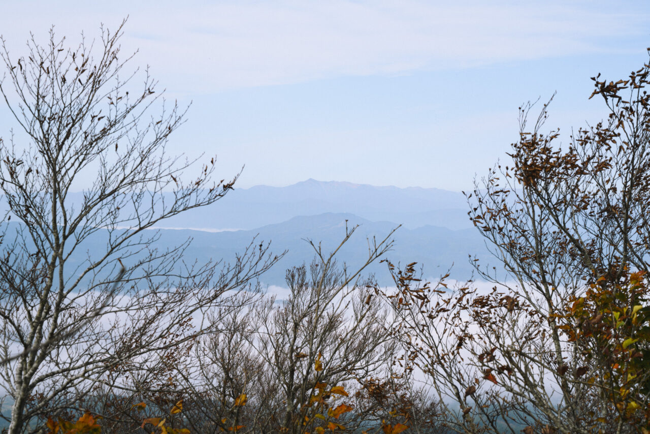瀧山から見る大朝日岳