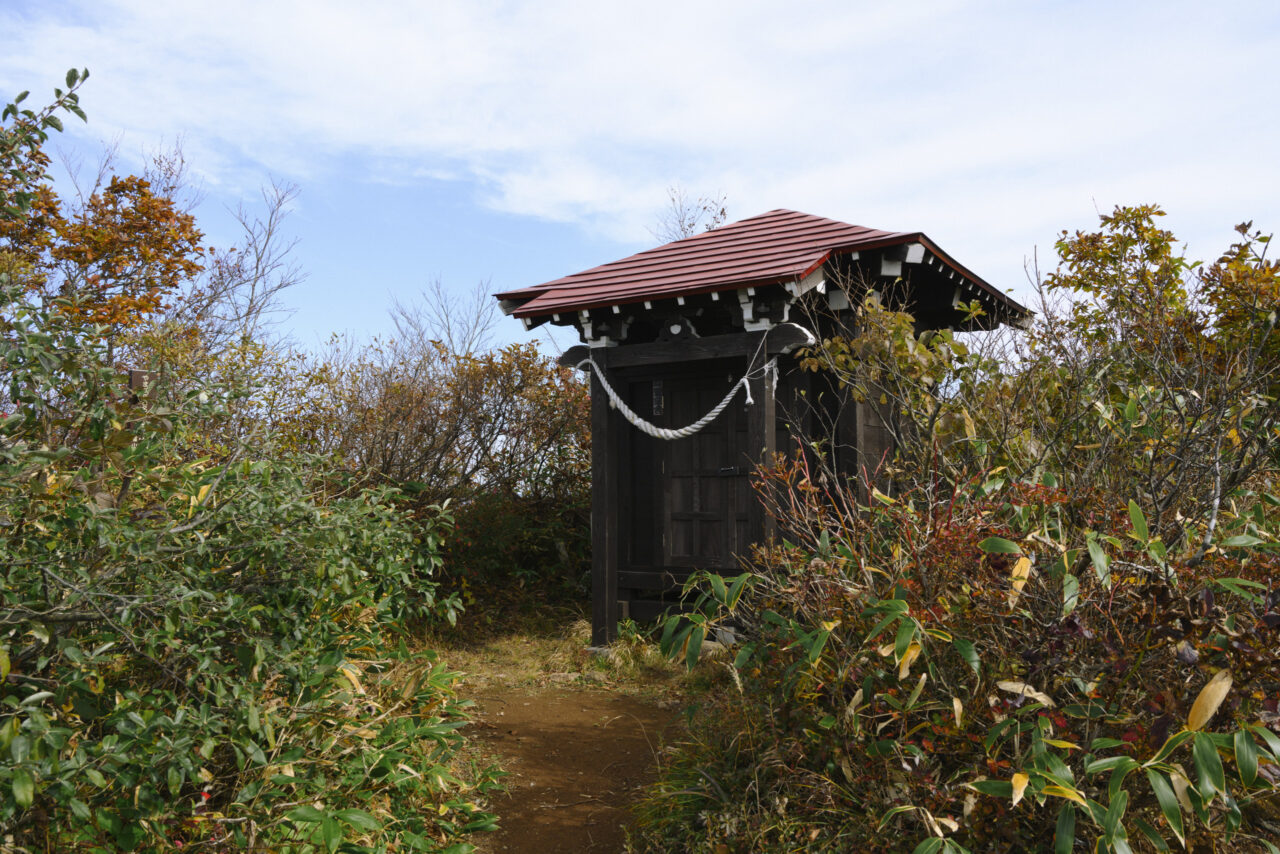 山頂にある瀧山神社