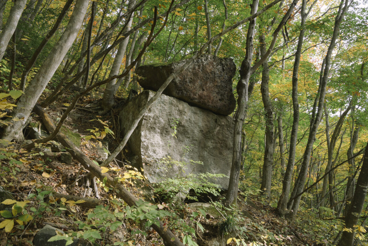 積み重なる巨岩