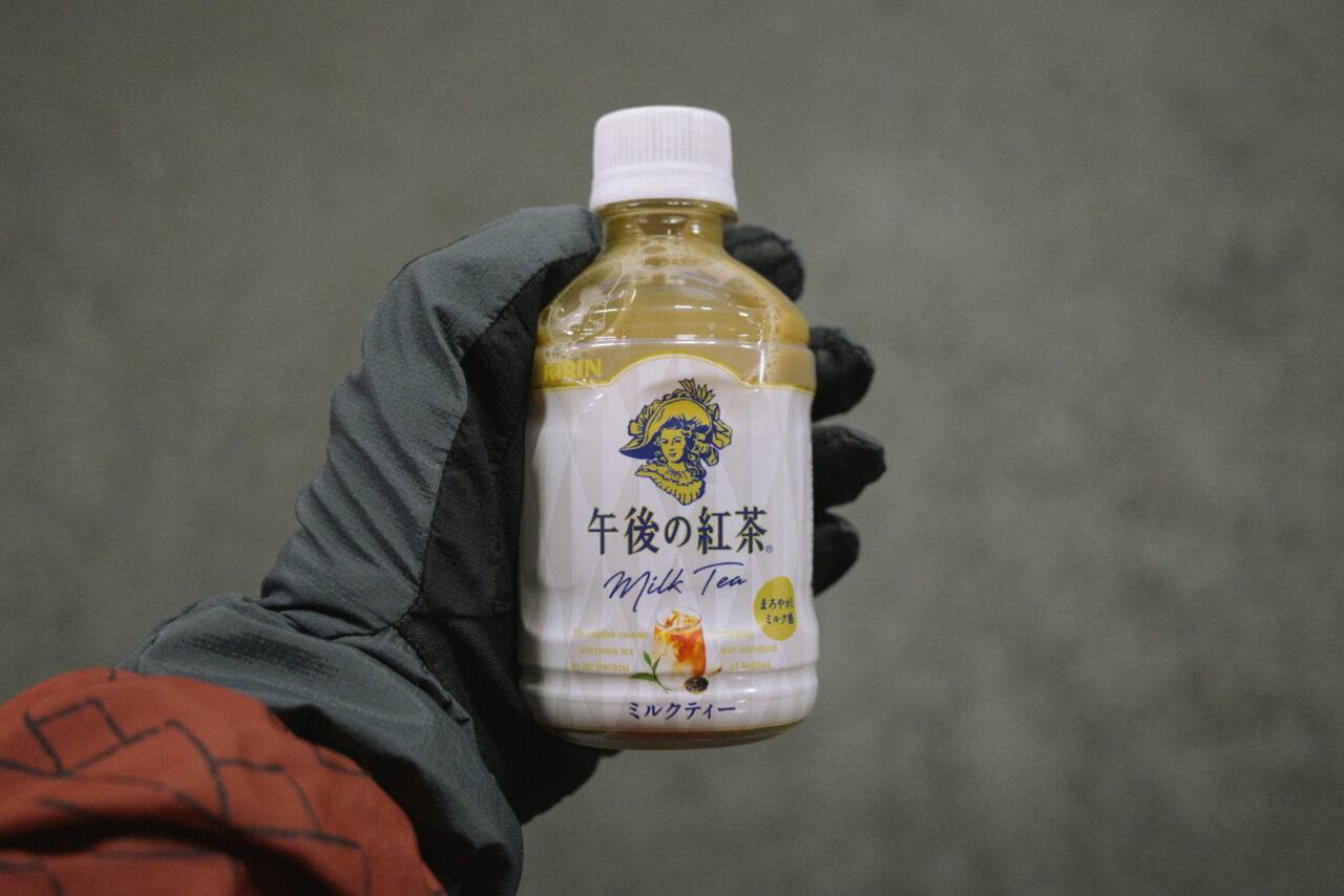 早朝の温かい午後の紅茶