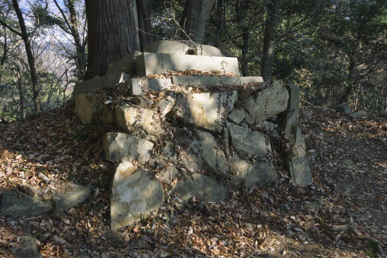 今熊神社奥社の壊れた石垣