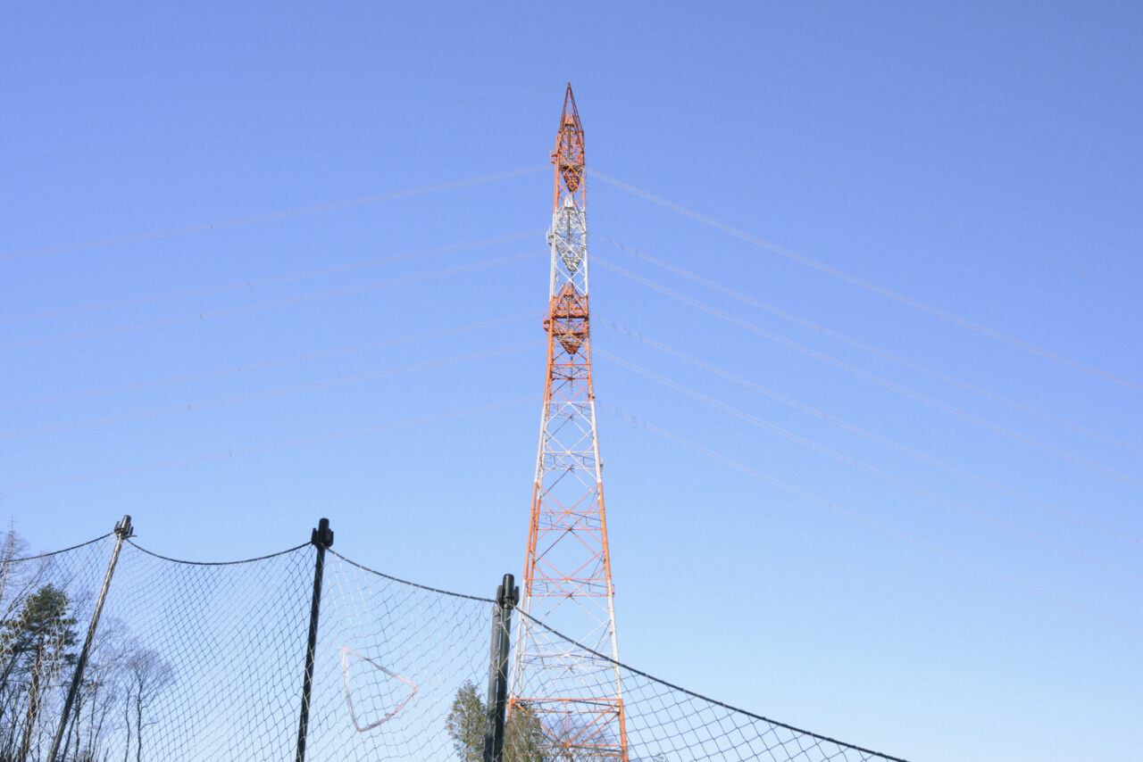 山中に立つ送電塔