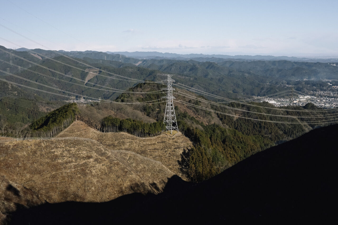 山岳地帯を越える送電設備