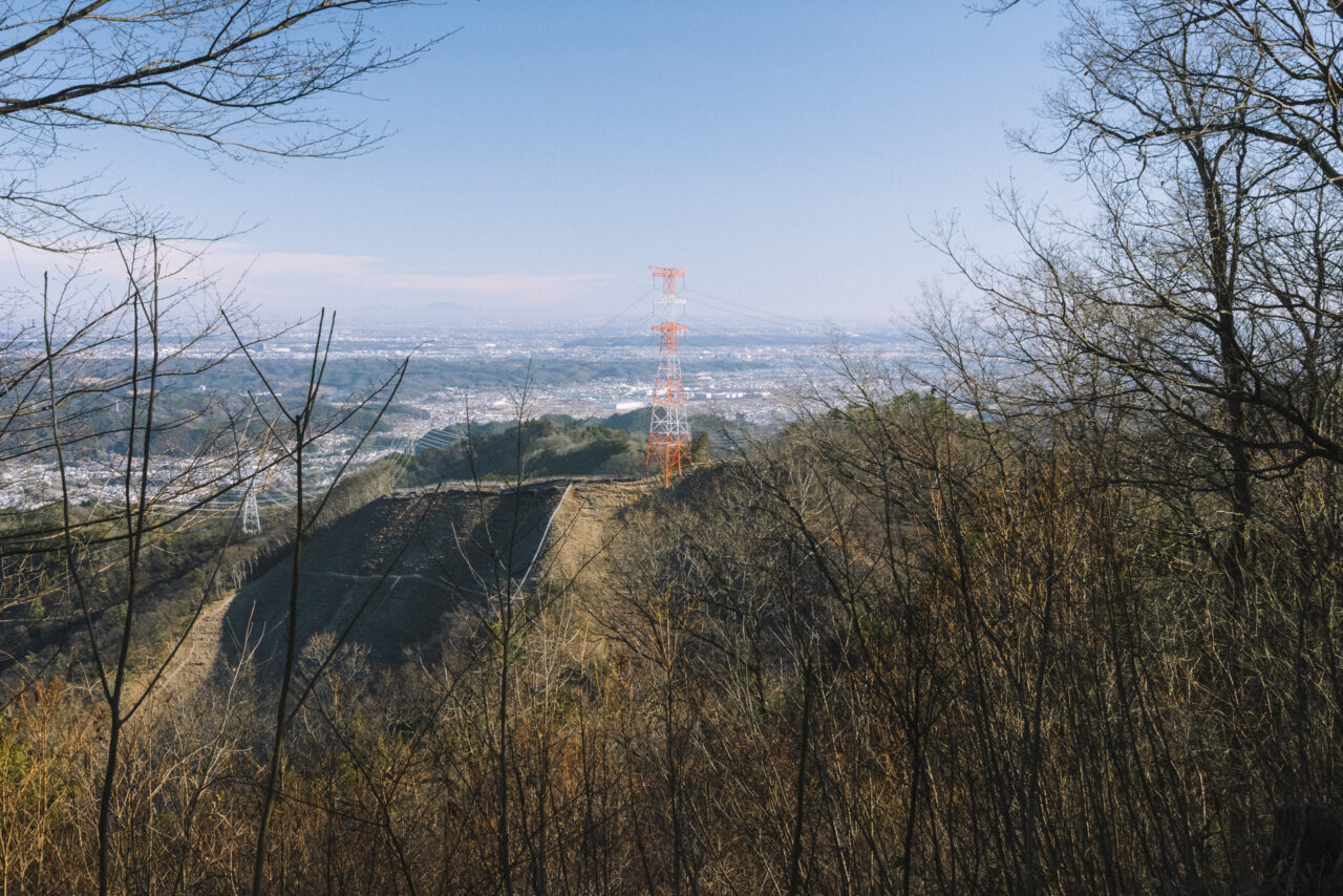刈寄山から見る紅白の送電塔