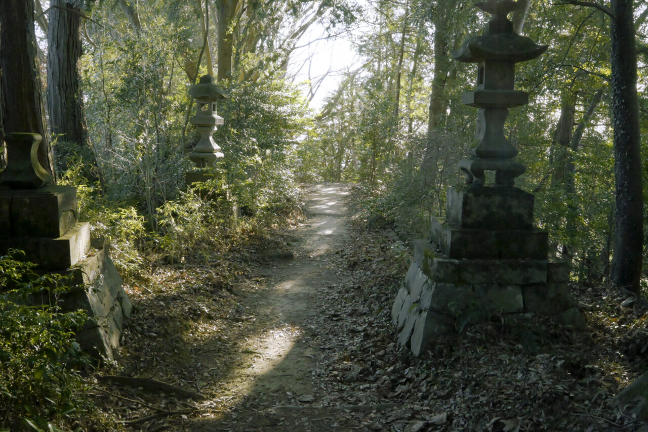 登山道に林立する石灯篭