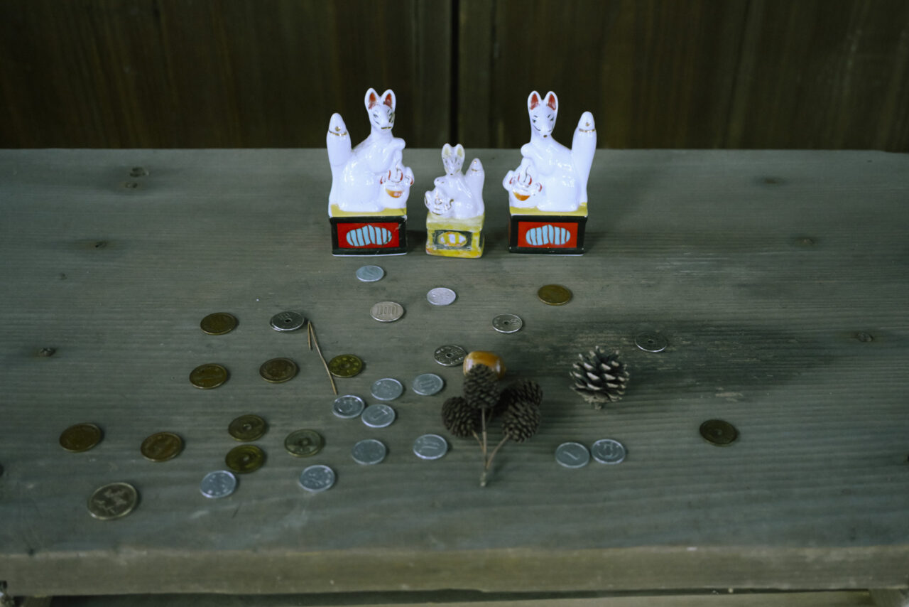 稲荷神社の置物とお賽銭