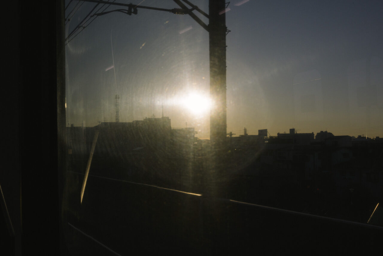 車窓から朝日を見る