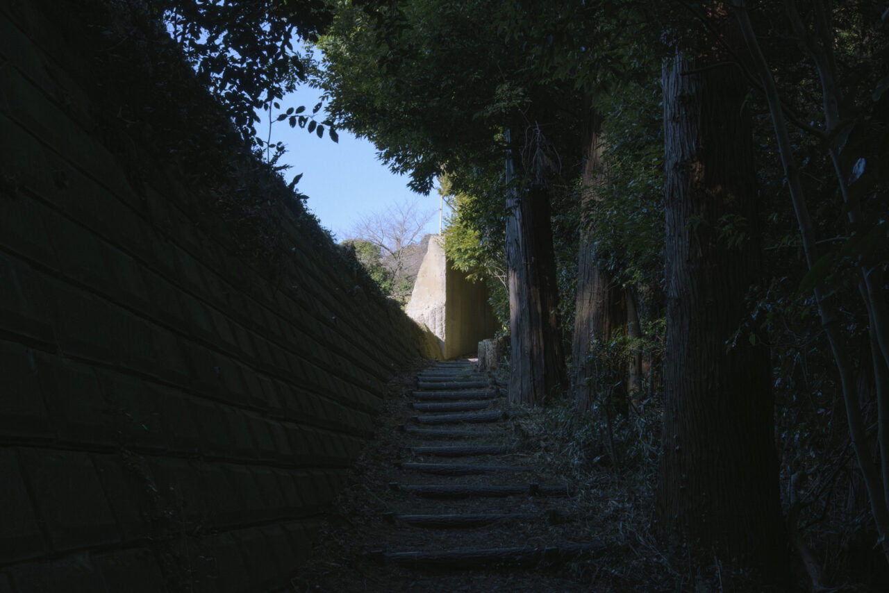 階段の先に見える突端