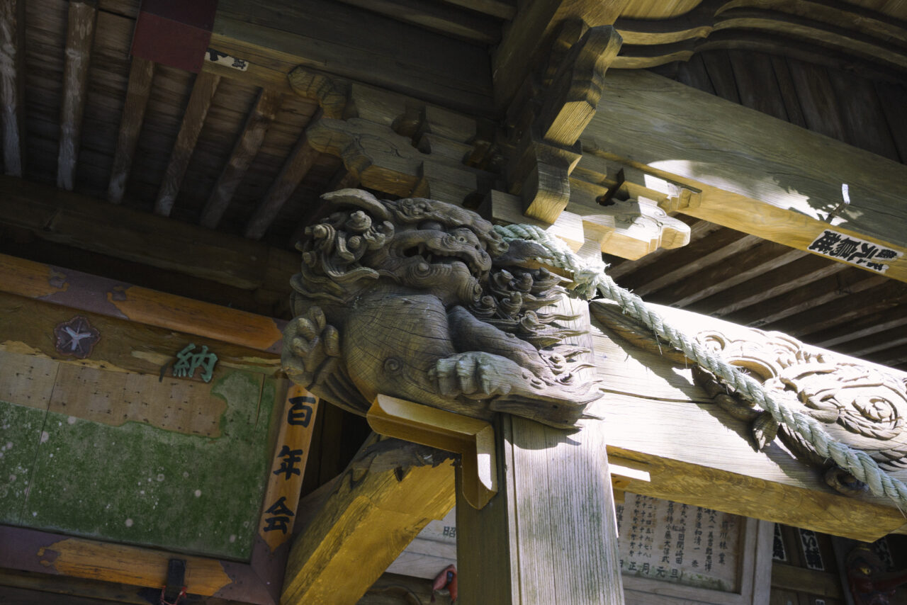 愛宕神社の木彫りの装飾