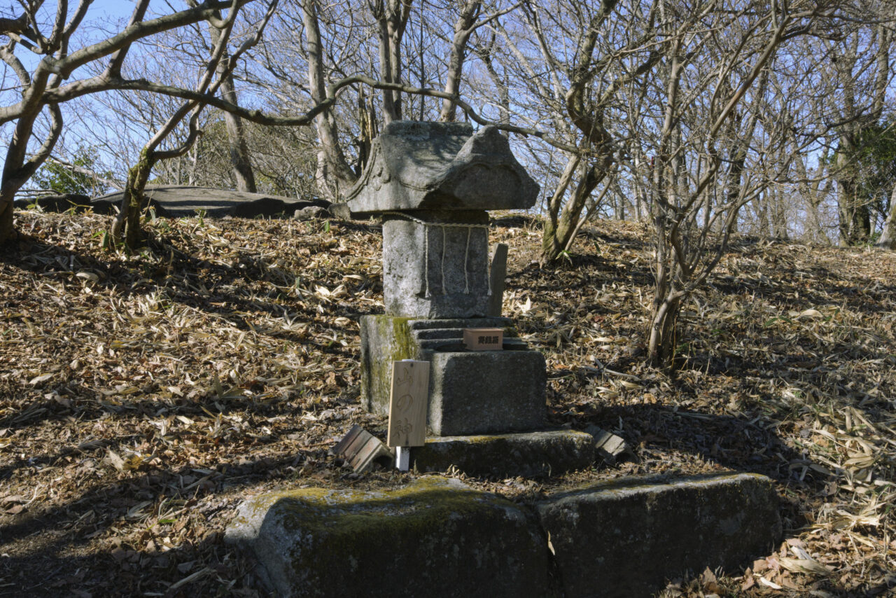 山頂の北向き祠