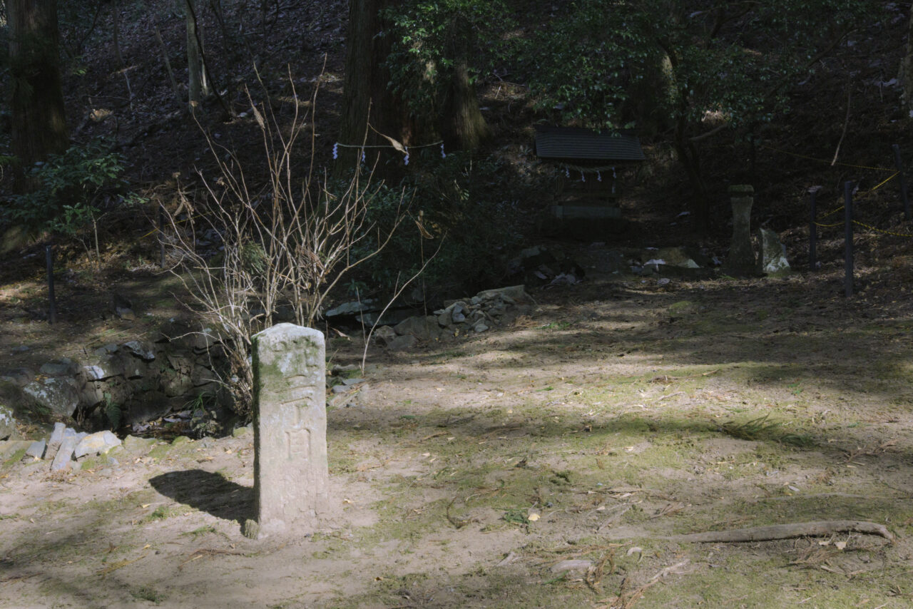 山中のお社と石柱