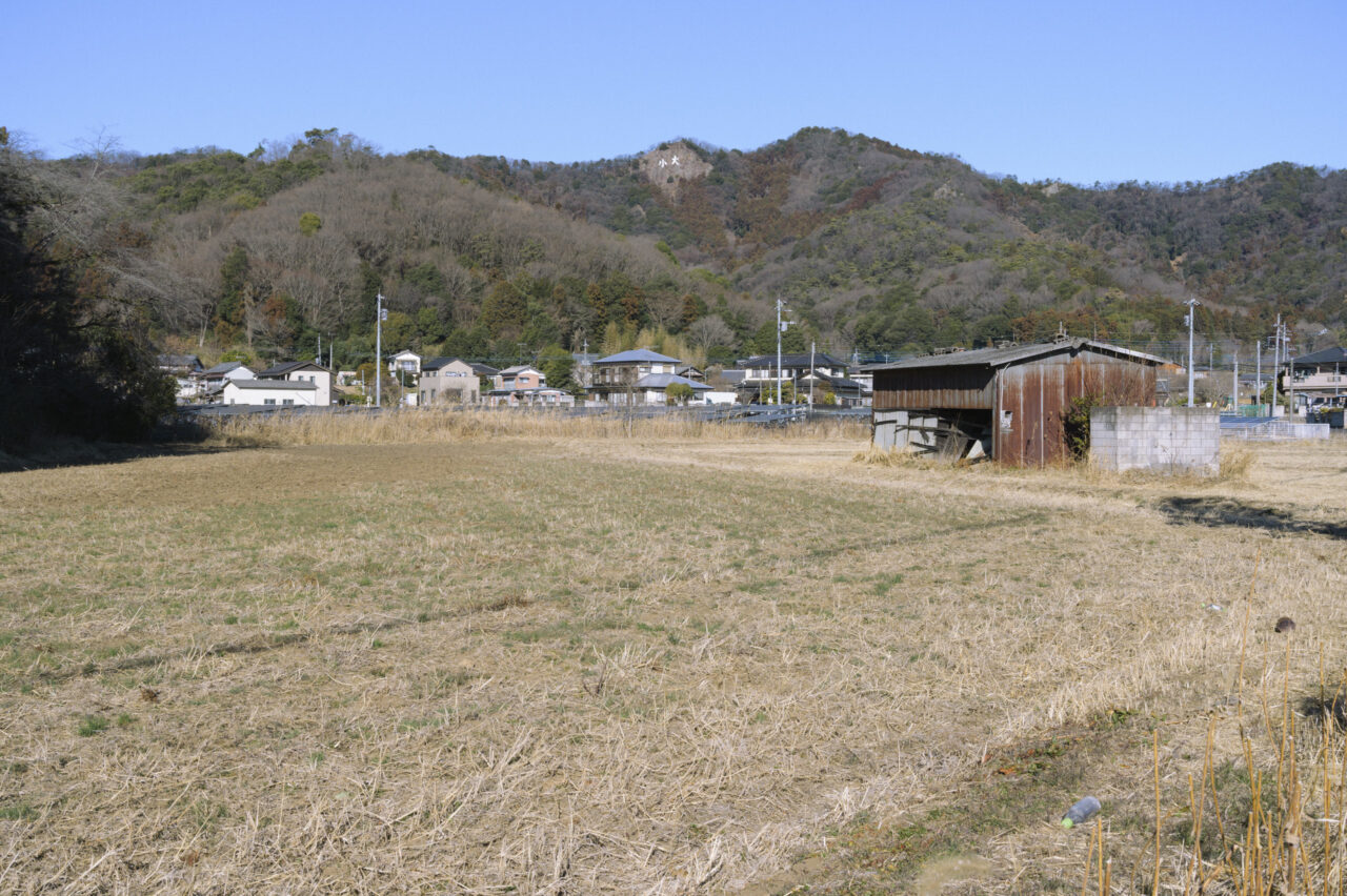 山肌に輝く大小の文字