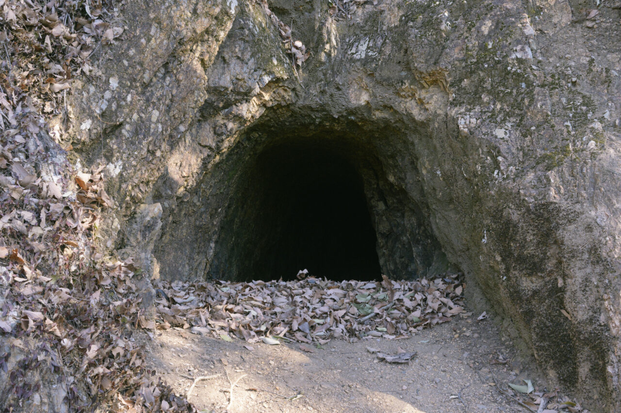 大岩にある洞穴