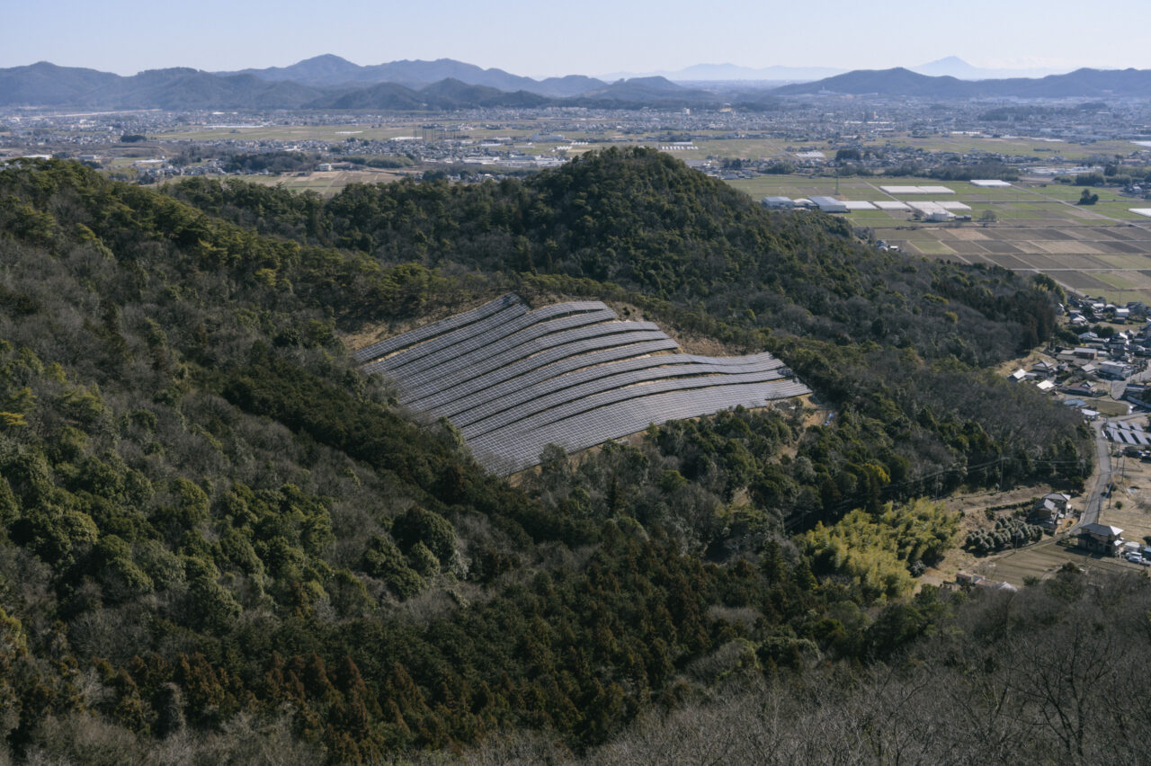 山麓にあるメガソーラー