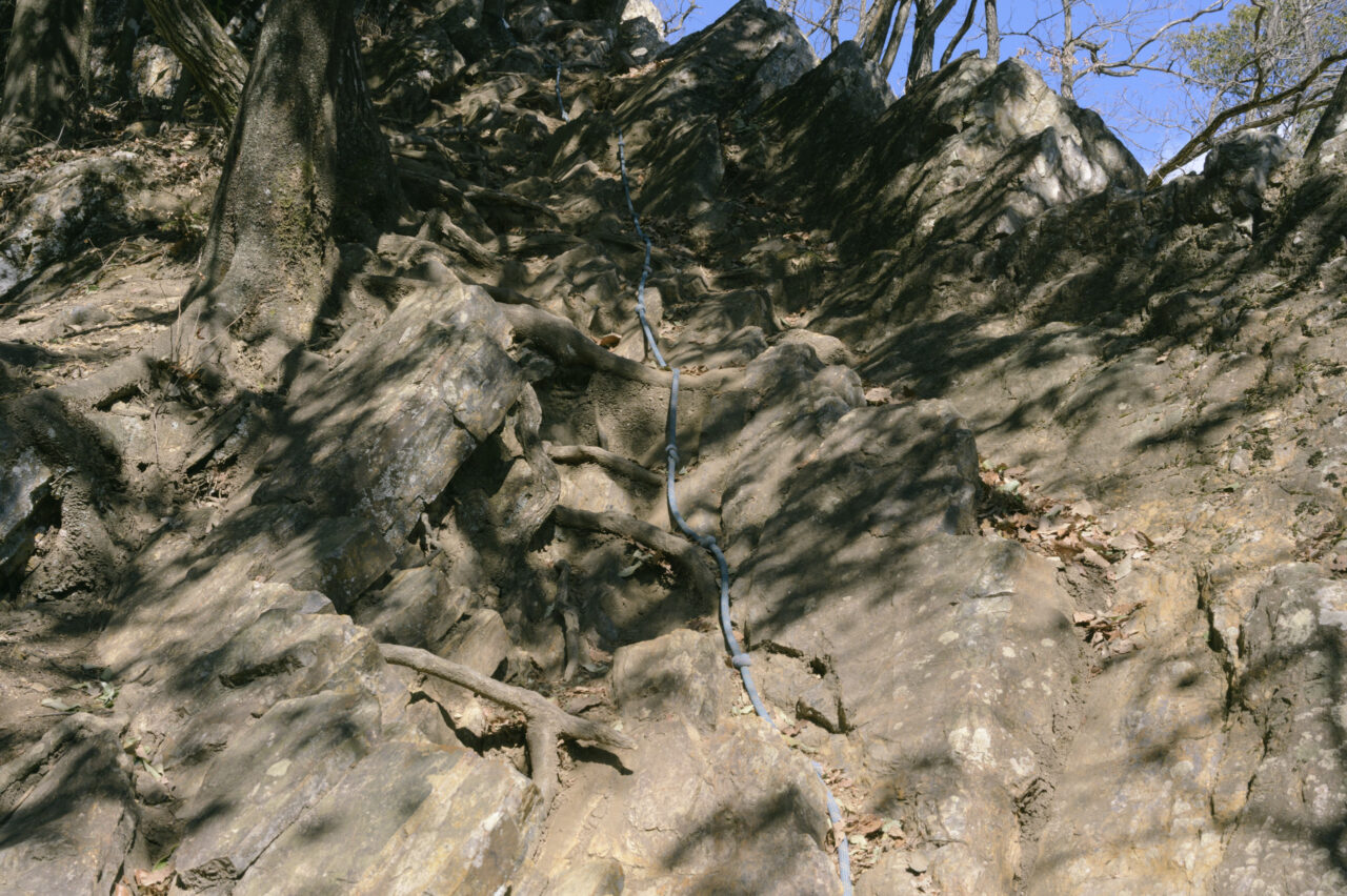 ロープが下がる岩の道