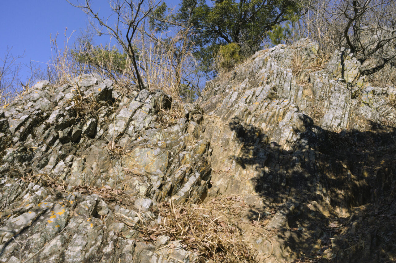 岩場の道を歩く