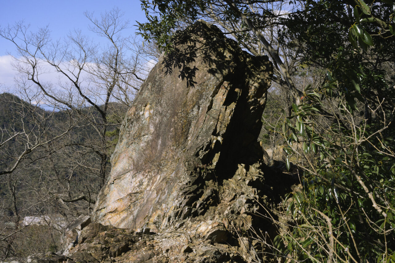 尾根に突き出た大岩