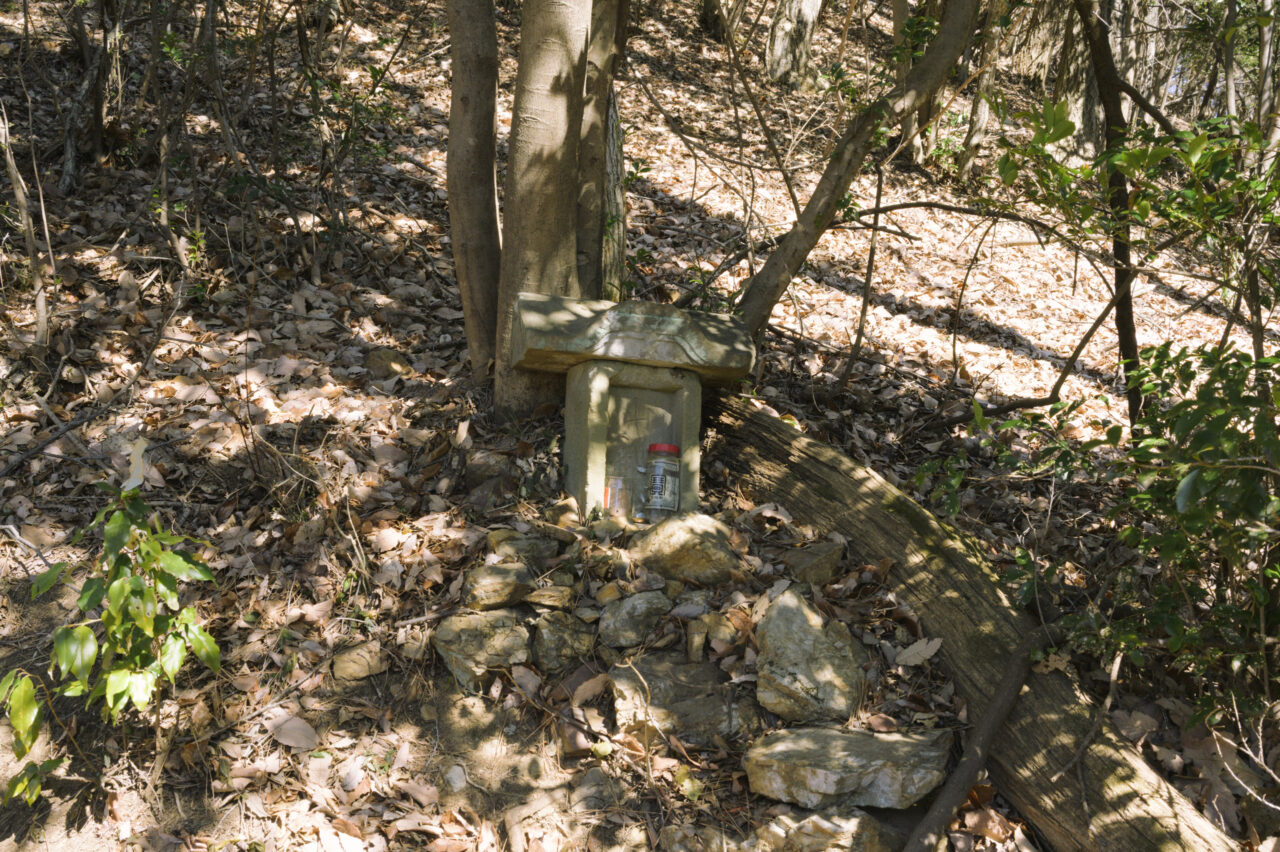 山中の祠