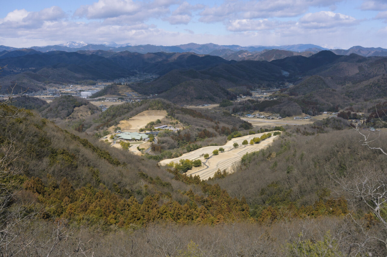 眼下に広がるゴルフ場