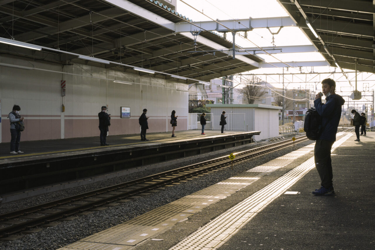早朝の秋津駅ホーム