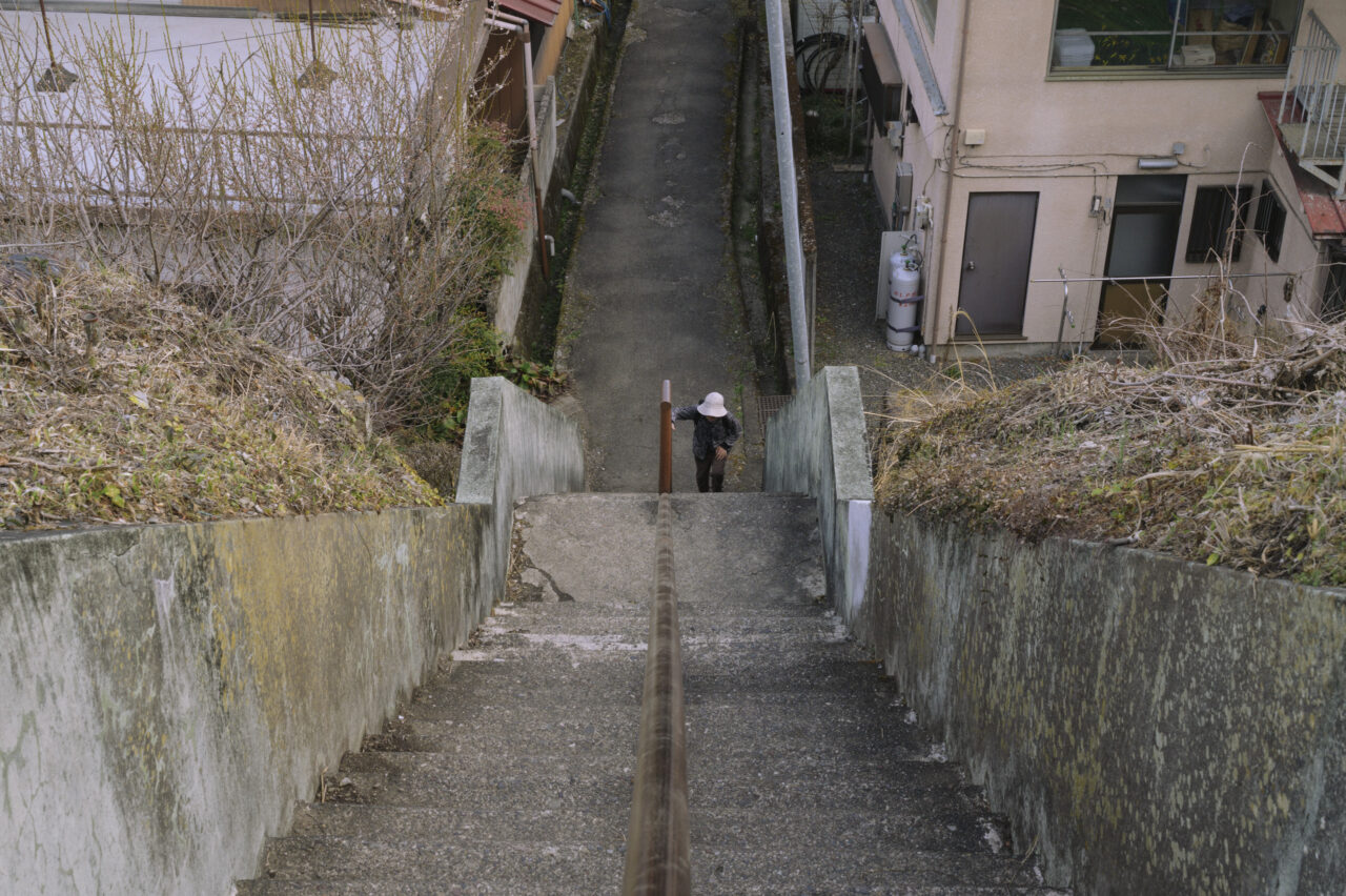 吾野駅前の階段を下る
