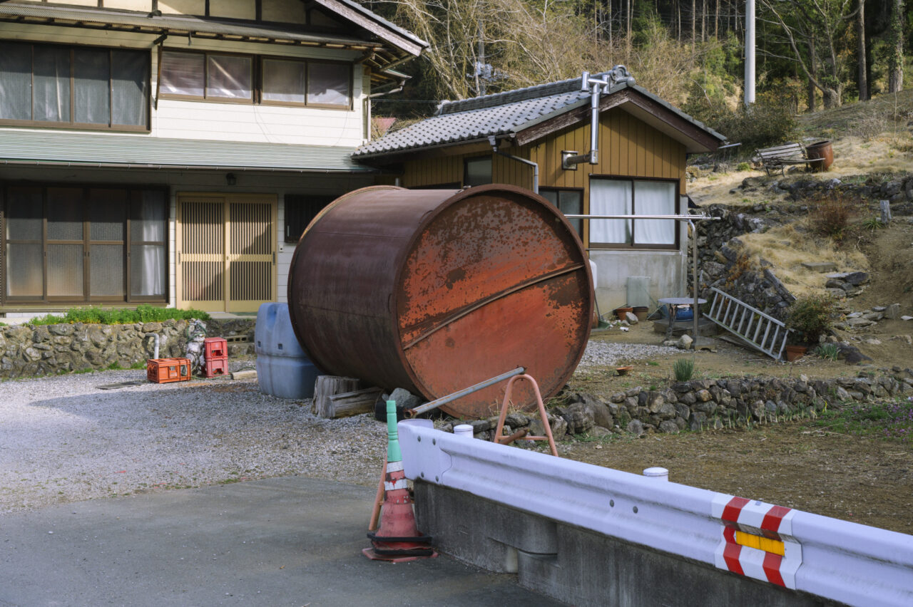 民家の軒先に置かれた巨大な円筒